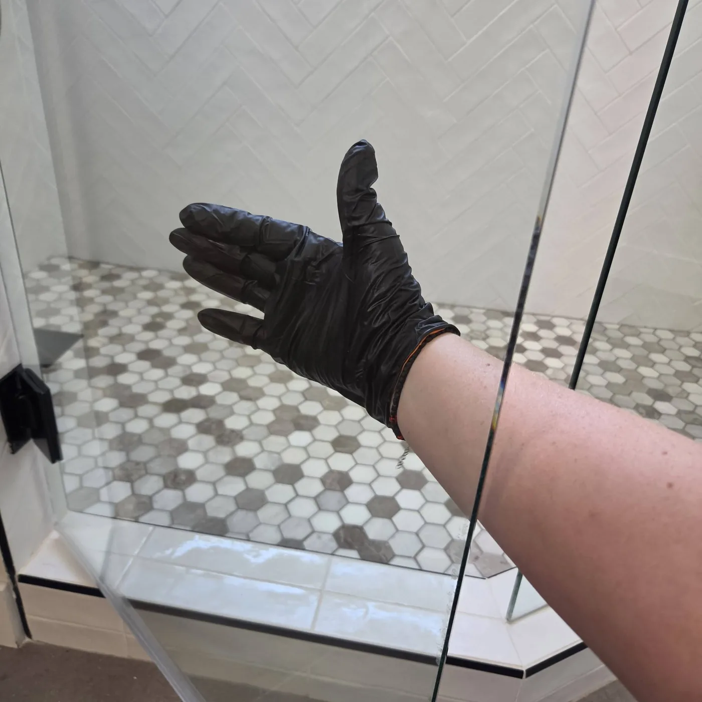 Detailed work on shower glass